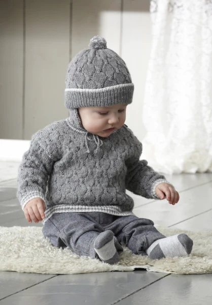 2080 Babybluse og hue med snoninger