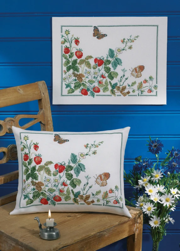 Broderikit Jordbær og sommerfugle 39 x 30 cm