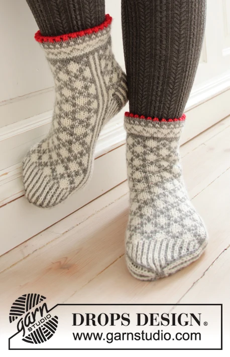 0-1433 Tip Toe Santa by DROPS Design