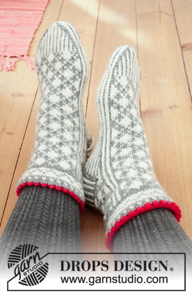 0-1433 Tip Toe Santa by DROPS Design