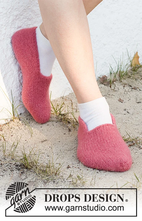 223-48 Tiptoe Kiss by DROPS Design